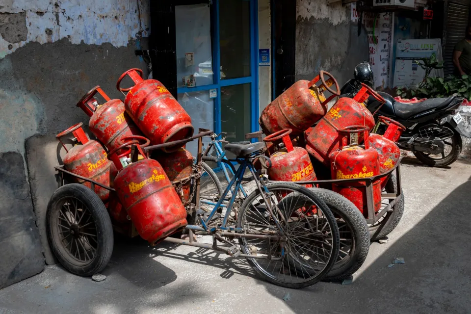 Kho gas buổi tối